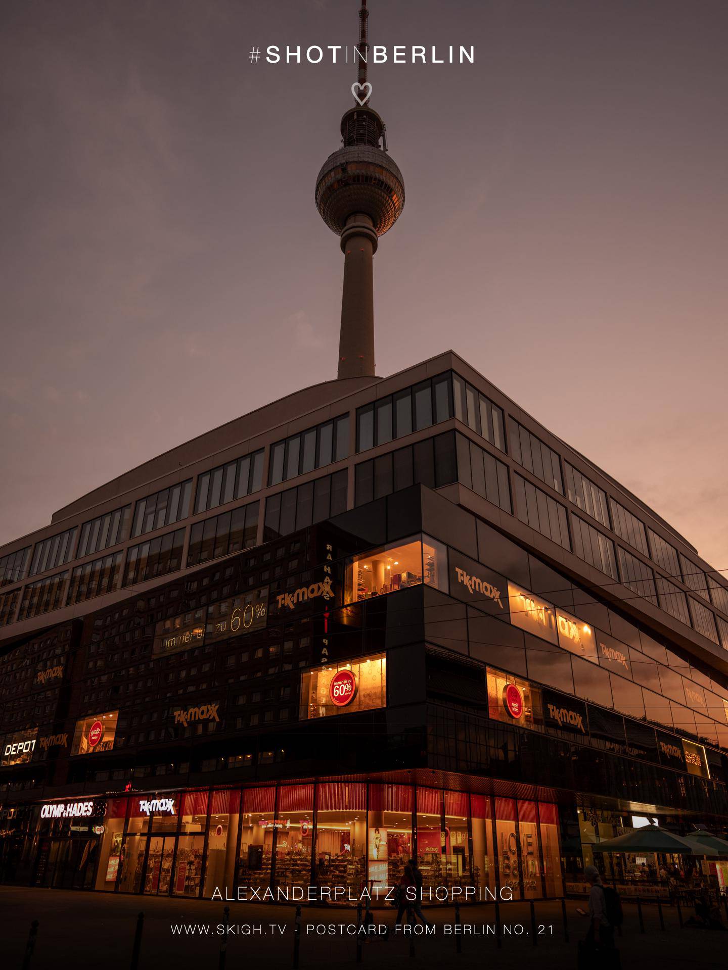 Alexanderplatz Shopping | 1/125s * f1.6 * ISO 320 * 24mm - FE 24mm F1.4 GM - Sony α7 IV Alexanderplatz Shopping
