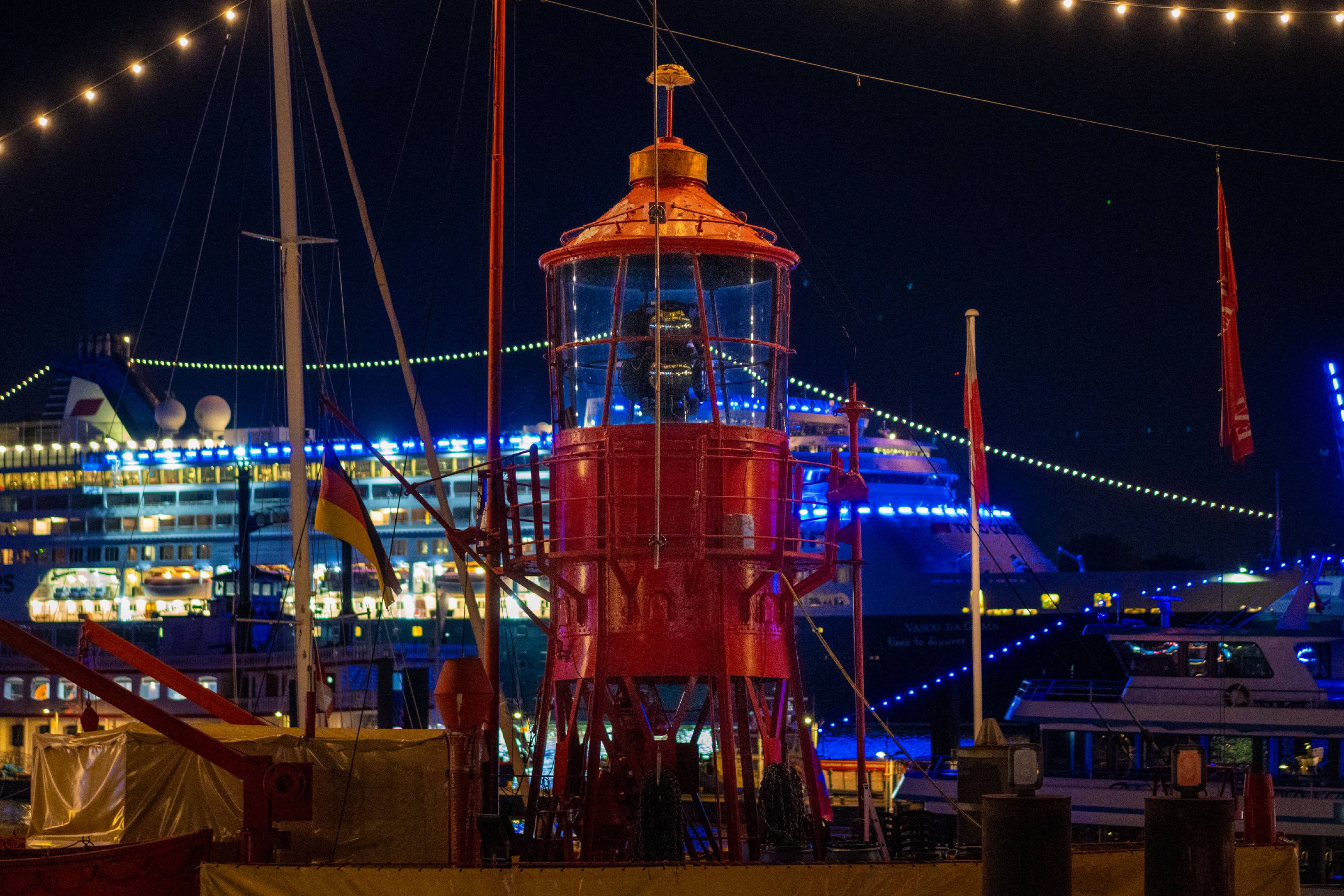 Vasco da Gama passing Feuerschiff | 1/100s * f1.8 * ISO 6400 * 55mm - FE 55mm F1.8 ZA - Sony α6700 Vasco da Gama passing Feuerschiff