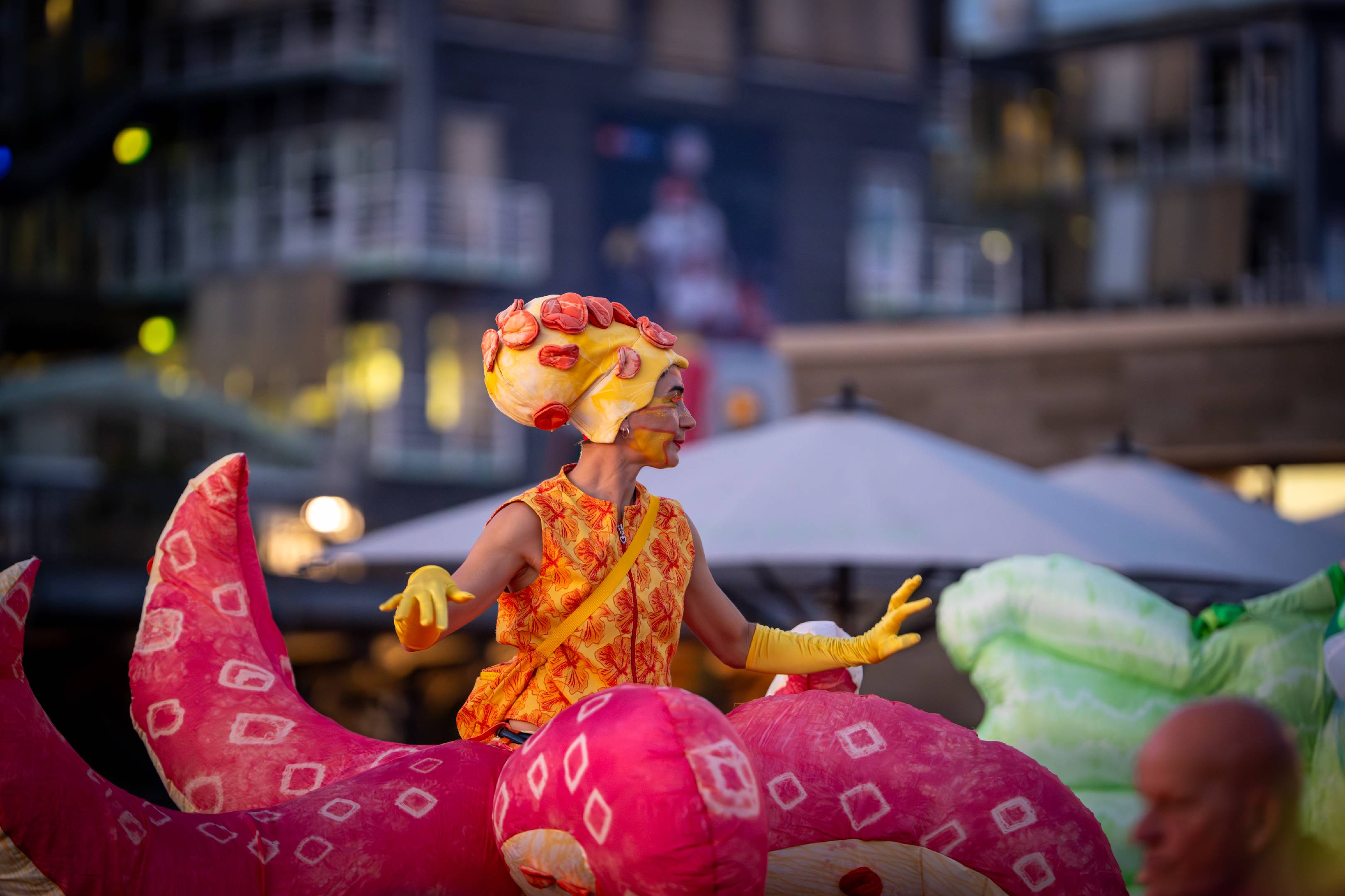 Street Performance during Blue Port Hamburg | 1/250s * f1.8 * ISO 2500 * 135mm - SAMYANG AF 135mm F1.8 - Sony α7R V Street Performance during Blue Port Hamburg