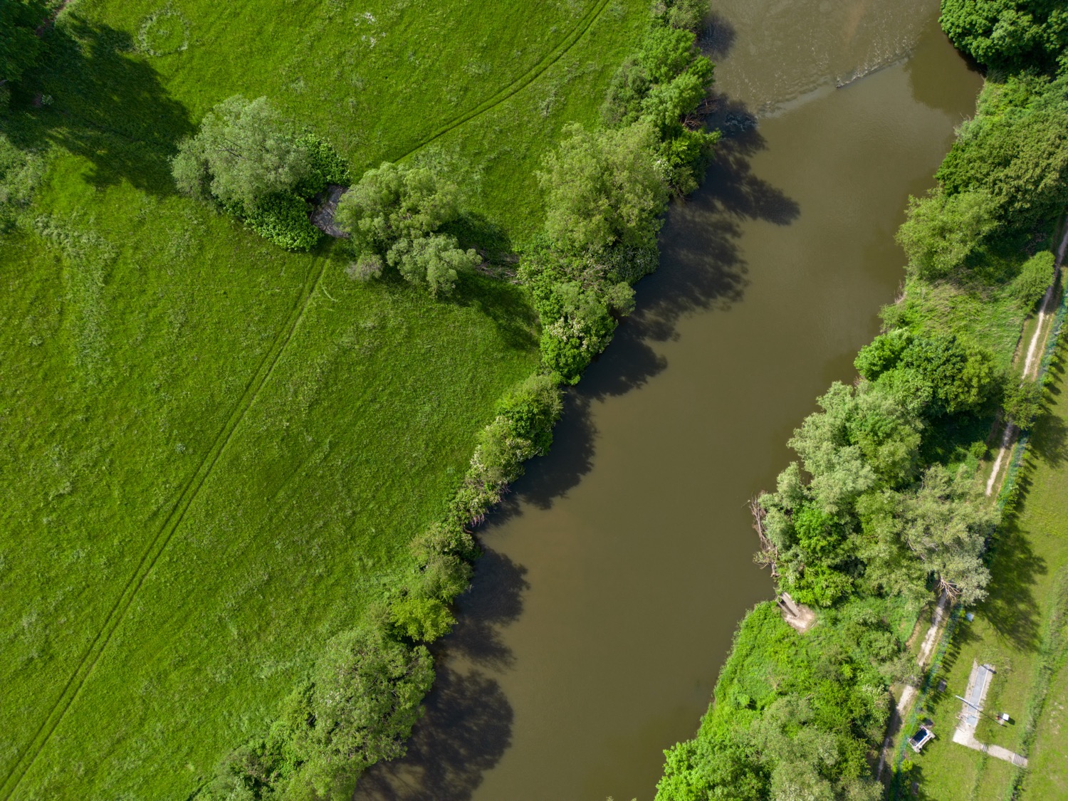 Curved lines along the river Regnitz | 1/730s * f1.7 * ISO 100 * 7mm - 6.7 mm f/1.7 - DJI Mini 3 pro Curved lines along the river Regnitz