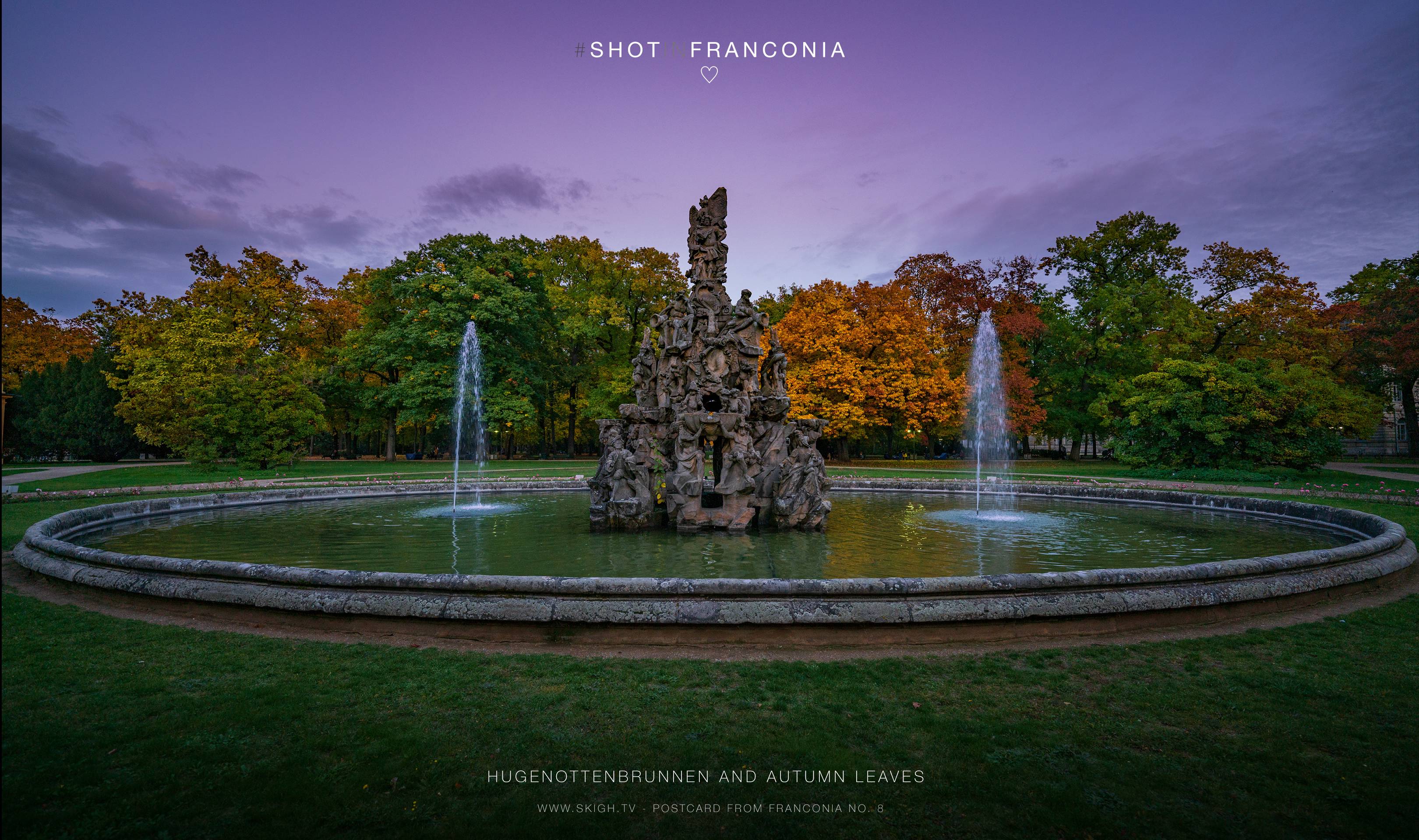 Hugenottenbrunnen and autumn leaves | 1/60s * f2.8 * ISO 500 * 14mm - 14-24mm F2.8 DG DN | Art 019 - Sony α7R II Hugenottenbrunnen and autumn leaves